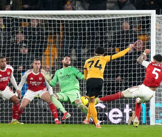 Arsenal tuột mất chiến thắng với bàn thua từ phản lưới nhà ở phút bù giờ