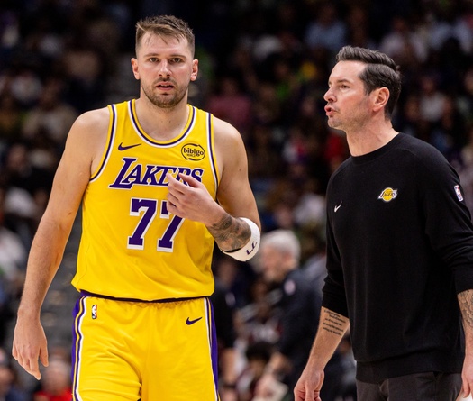 Rạn nứt hay sự gắn kết? Sự thật đằng sau vụ đấu khẩu của Luka Doncic và HLV JJ Redick