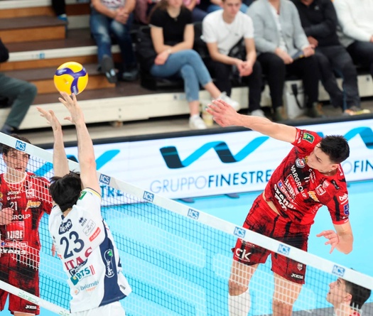 Siêu sao Bulgaria toả sáng, Civitanova gây sốc trước đương kim vô địch Trentino ở tứ kết SuperLega
