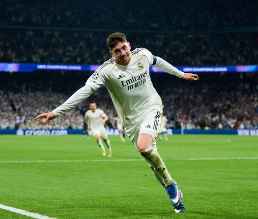 Valverde lập hat-trick như Mbappe, Real Madrid vùi dập Man City