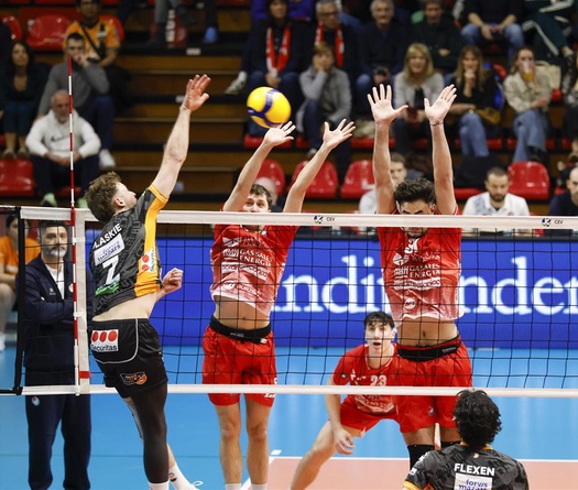 Piacenza và Maaseik giành vé vào bán kết CEV Cup