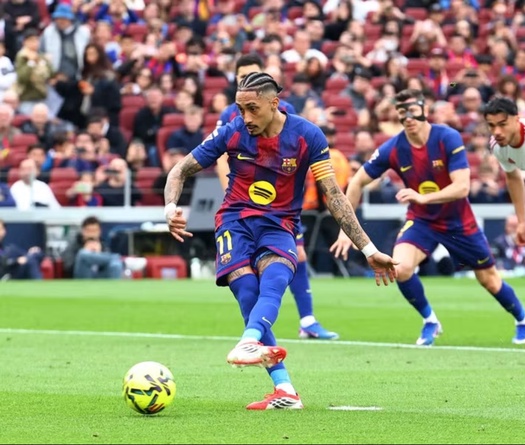 Raphinha lập lại thành tích của Messi cho Barcelona sau 7 năm bằng cú hat-trick