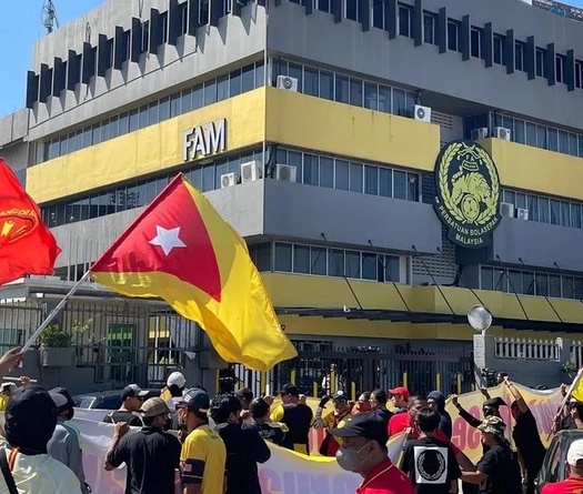 CĐV Malaysia biểu tình trước trụ sở FAM, yêu cầu minh bạch vụ nhập tịch