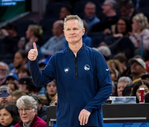 Vắng bóng dàn sao tỷ đô, Kristaps Porzingis rực sáng giúp Steve Kerr chạm mốc 600 trận thắng