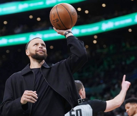 Cổ động viên quá khích bị trục xuất khỏi nhà thi đấu vì kéo áo Stephen Curry