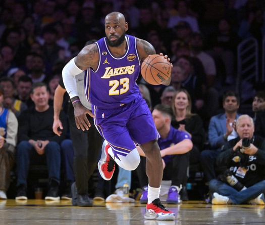 Vượt qua giới hạn tuổi 41: LeBron James làm nên lịch sử NBA với trận đấu gần như hoàn hảo