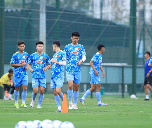 Trung vệ cao 1m94 Đinh Quang Kiệt sẵn sàng đá tiền đạo để trụ lại ở U23 Việt Nam