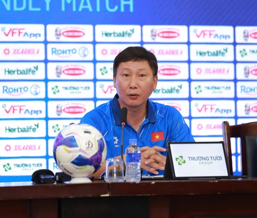 HLV Kim Sang Sik hé lộ phương án tấn công mới trước trận gặp Bangladesh