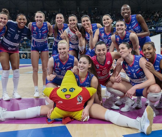 Milano lội ngược dòng ngoạn mục, tiến sát chung kết Serie A1