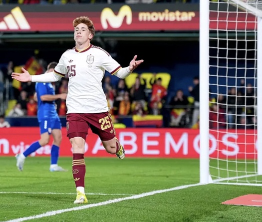 Victor Munoz thăng tiến chóng mặt từ Real Madrid đến tuyển Tây Ban Nha trong chưa đầy một năm