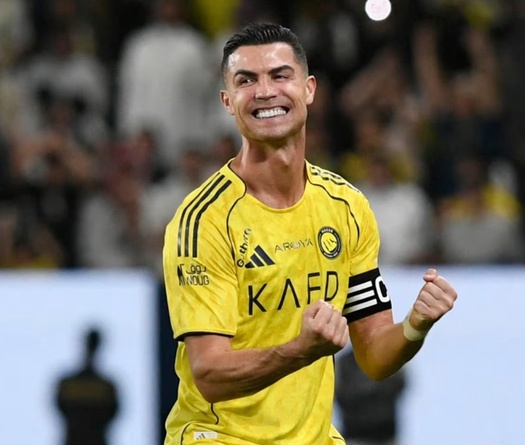 Cristiano Ronaldo lập cú đúp ngay sau khi trở lại, tiến thêm đến mốc 1000 bàn thắng