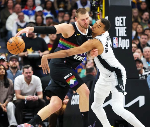 Trận cầu siêu kinh điển Nuggets - Spurs đánh thức ngọn lửa nhiệt huyết của người hâm mộ NBA