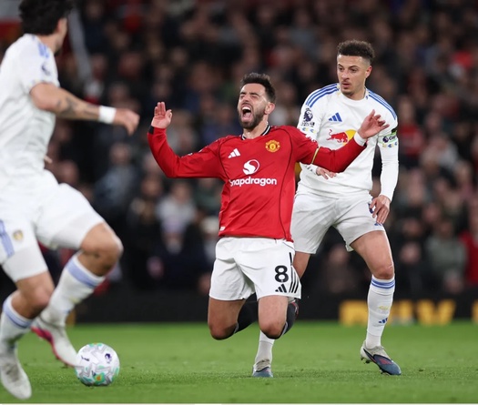Hành động của Bruno Fernandes khi Leeds ghi bàn khiến CĐV MU trút giận