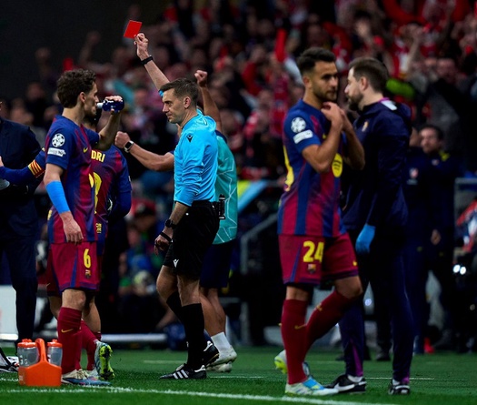 Lời nguyền châu Âu tiếp tục đeo bám Barcelona với việc các trung vệ bị đuổi khỏi sân