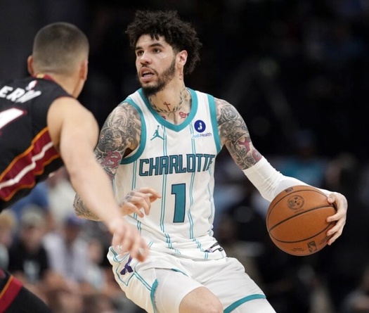 NBA Play-in: LaMelo Ball hối hận vì pha tiểu xảo khiến Bam Adebayo rời sân sớm