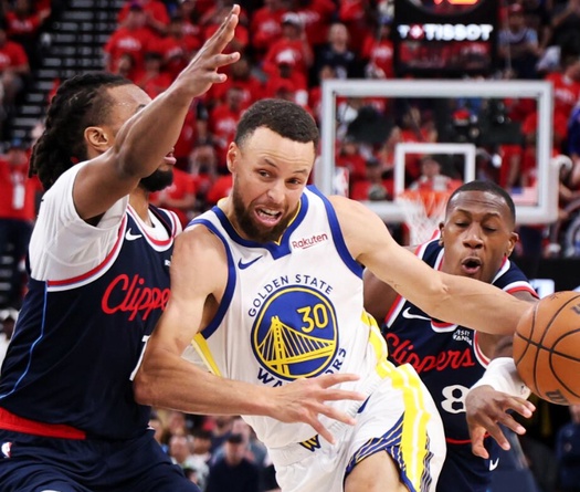 Bùng nổ ghi 35 điểm, Stephen Curry đưa Warriors tiến thêm một bước tới vòng NBA Playoffs