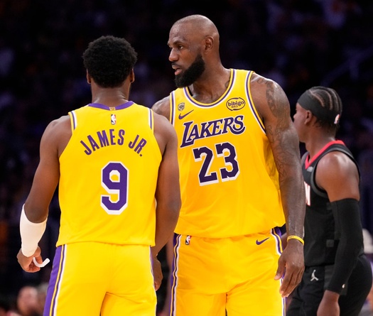 Lịch sử gọi tên: LeBron và Bronny James trở thành cặp cha con đầu tiên thi đấu tại NBA Playoffs