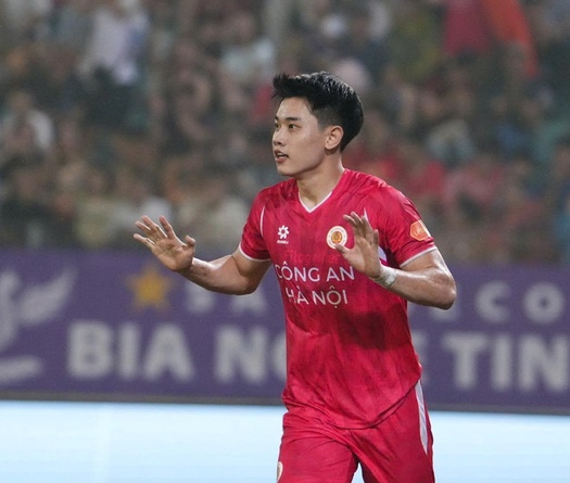 Ghi 7 bàn sau 4 trận, Đình Bắc gia nhập cuộc đua Vua phá lưới V.League