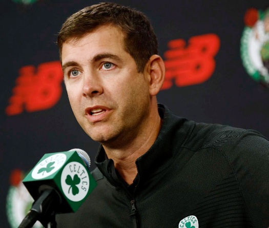 Chèo lái Boston Celtics qua mùa giải khó khăn, GĐKT Brad Stevens ẵm giải thưởng của NBA