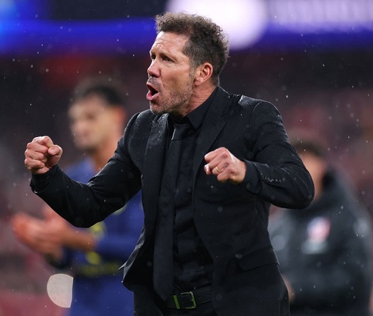 Diego Simeone xô đẩy giám đốc thể thao của Arsenal trong cuộc tranh cãi gay gắt