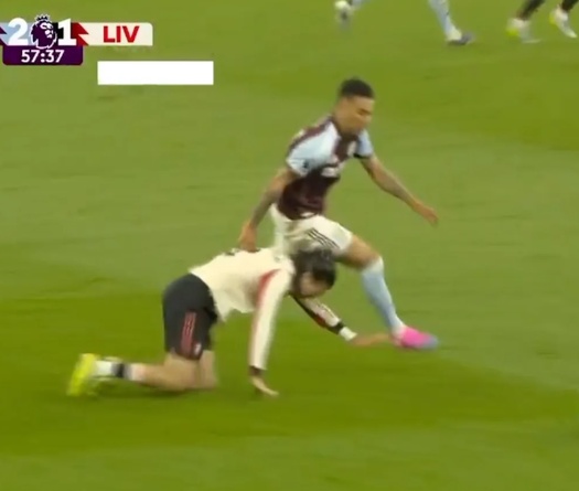 Szoboszlai lặp lại pha trượt chân nổi tiếng của Gerrard trong trận Liverpool thua Villa