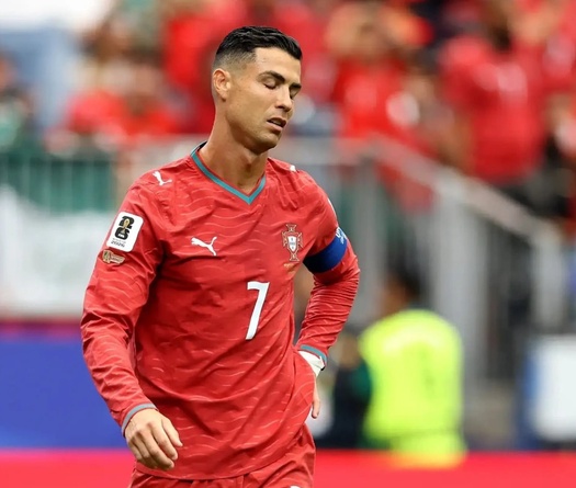 Giữa tâm bão chỉ trích Ronaldo vẫn được HLV Martinez trao suất đá chính