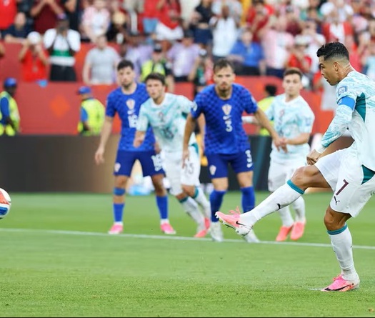 Ronaldo phá vỡ lời nguyền knock-out World Cup sau 20 năm chờ đợi