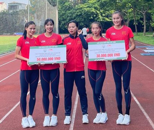 Tuyển thủ điền kinh Việt Nam nhận thưởng sau kỳ tích giải tiếp sức châu Á 2024