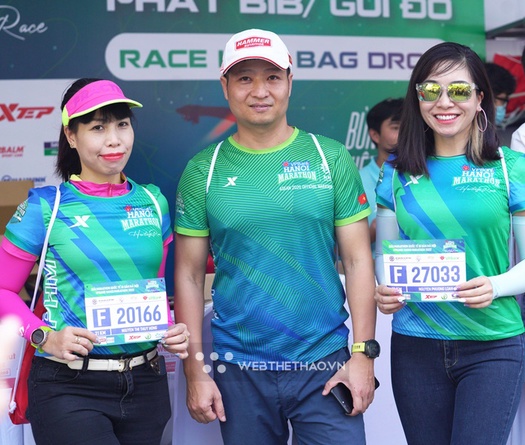 Niềm vui của những VĐV đầu tiên sở hữu bộ racekit VPBank Hanoi Marathon 2022