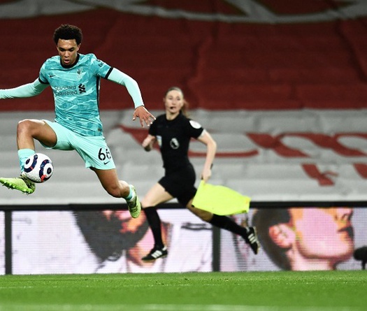 Hậu vệ Liverpool đáp trả tuyển Anh bằng pha kiến tạo đỉnh cao