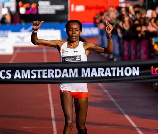 Cô gái Ethiopia lập kỷ lục lần đầu chạy marathon nhanh nhất trong lịch sử
