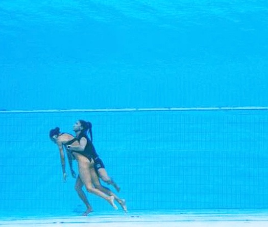 Nữ VĐV bơi nghệ thuật bị ngất, chìm xuống đáy bể tại giải vô địch thế giới