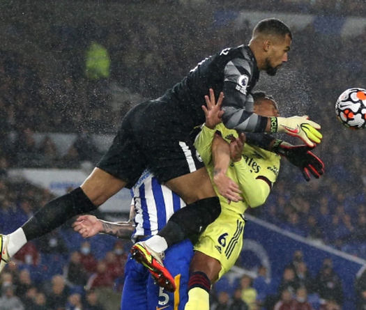 Hậu vệ Arsenal lần thứ hai mất răng trước cùng đối thủ Brighton