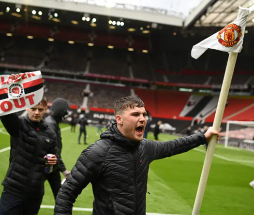 Trận MU vs Liverpool CHÍNH THỨC bị hoãn vì CĐV bao vây sân Old Trafford 