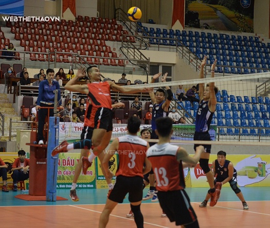 Chung kết nam Cúp bóng chuyền Hoa Lư Bình Điền: Chủ nhà nắm lợi thế