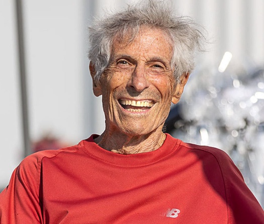 Cụ ông 93 tuổi mất sụn gối lập kỷ lục chạy 5km