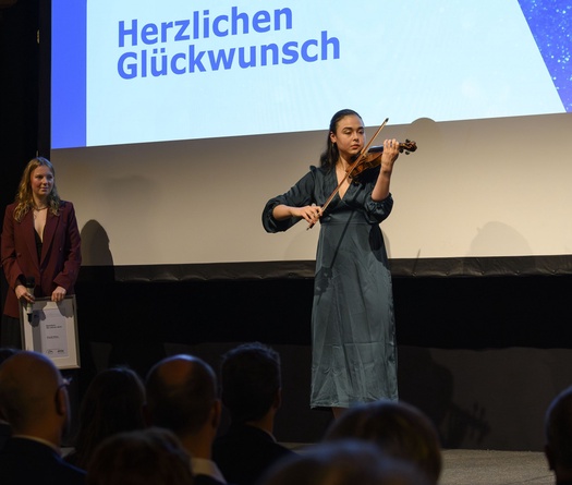 Miranda Wilson có 3 đam mê lớn - cầu lông, violin và môi trường