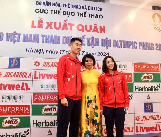 Tài năng cầu lông Lê Đức Phát cùng cua-rơ Nguyễn Thị Thật nhận vinh dự cầm cờ đoàn Thể thao Việt Nam tại Olympic 2024