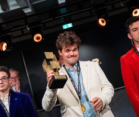 Cú sốc 2,6 tỷ đồng tại cờ vua World Freestyle Chess 2026: Magnus Carlsen "lật kèo" từ cửa tử và bài học về tâm lý chiến