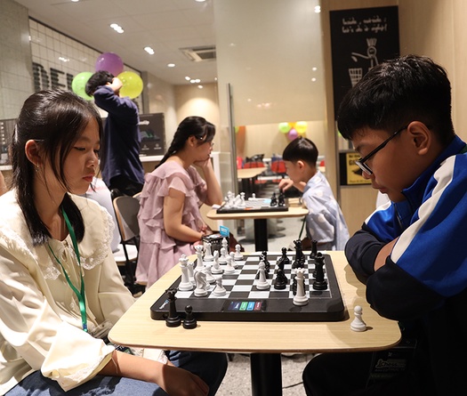 Bước ngoặt công nghệ số của Cờ vua Việt Nam: Kỳ thủ nhí leo bảng xếp hạng Chess.com trên bàn cờ thông minh