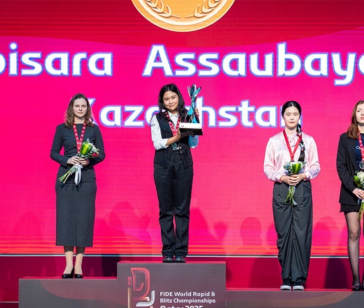 Mỹ nhân cờ vua Bibisara Assaubayeva lập kỳ tích: 3 lần vô địch thế giới ở tuổi 21, bỏ túi hơn 1,2 tỷ đồng