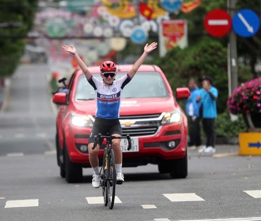 Chặng 3 giải xe đạp Biwase Tour of Vietnam 2025 chứng kiến màn độc diễn của người đẹp Nga Natalia Frolova 