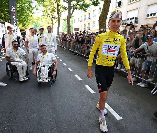 Đương kim vô địch Tadej Pogačar giáng đòn mạnh vào kình địch Jonas Vingegaard tại cuộc đua xe đạp Tour de France 2025