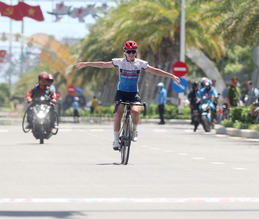 Chặng 3 của Giải xe đạp nữ quốc tế Bình Dương - Biwase Cup 2025 chứng kiến Natalia Frolova với màn solo về nhất 