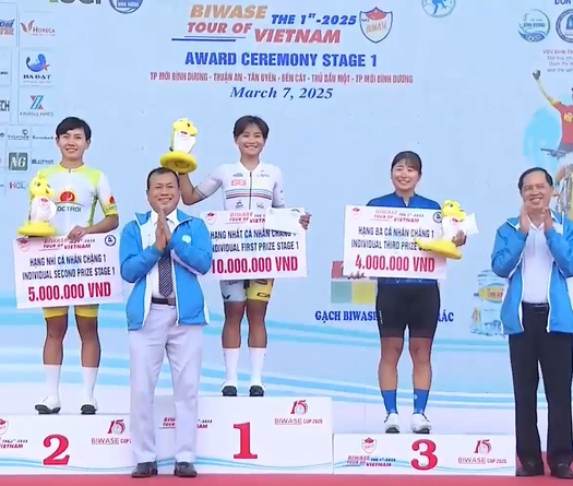 Jutatip Maneephan lại rút thắng Nguyễn Thị Thật để về nhất chặng 1 của giải xe đạp Biwase Tour of Vietnam 2025