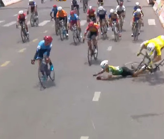 Áo Vàng Petr Rikunov không lên bục nhận thưởng sau cú tông xe đạp với người thắng chặng 14 Cúp Truyền hình 2024