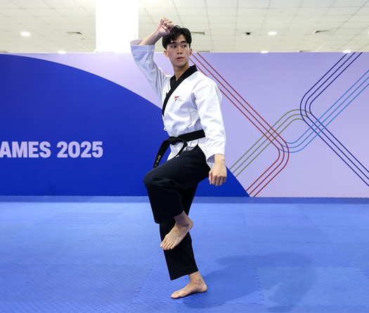 Sự hiện diện của mẹ tiếp thêm sức mạnh giúp võ sĩ Taekwondo Ken Haw giành huy chương SEA Games đầu tiên cho Malaysia