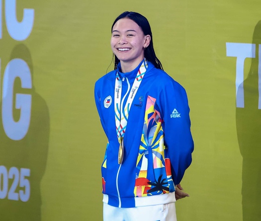 Kayla Sanchez giành huy chương vàng nội dung 100m bơi ngửa nữ và là huy chương SEA Games 33 thứ 5