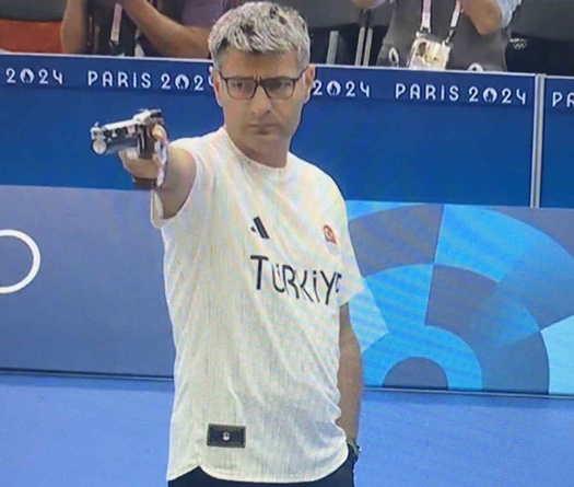 Góc máy ảnh ở Olympic Paris 2024 biến xạ thủ Thổ Nhĩ Kỳ Yusuf Dikec trở thành hiện tượng mạng