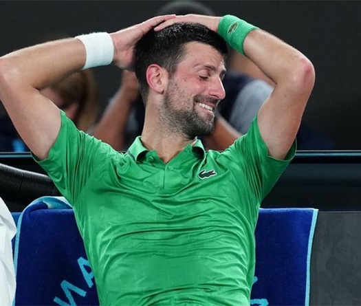 Novak Djokovic bóng gió về việc giải nghệ chỉ vài phút sau khi thua trận chung kết quần vợt Australian Open
